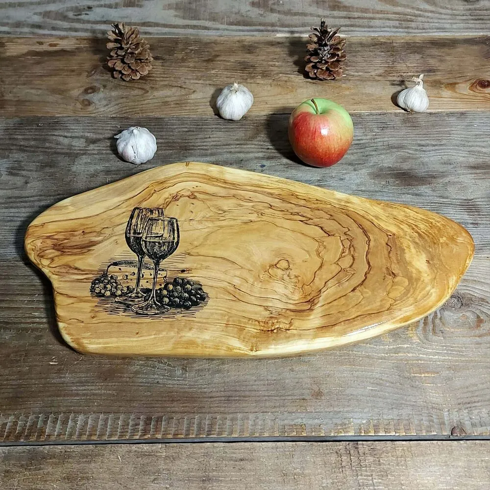 Luksusowa deska z drewna oliwnego Nela Wood w aranżacji wnętrza Japandi, gotowa do serwowania serów i wina.