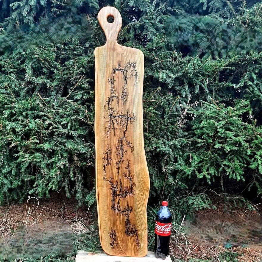 Monumentalna długa deska bankietowa Nela Wood wykonana ręcznie z litego drewna jesionu o wymiarach 139x30 cm, gotowa na przyjęcie