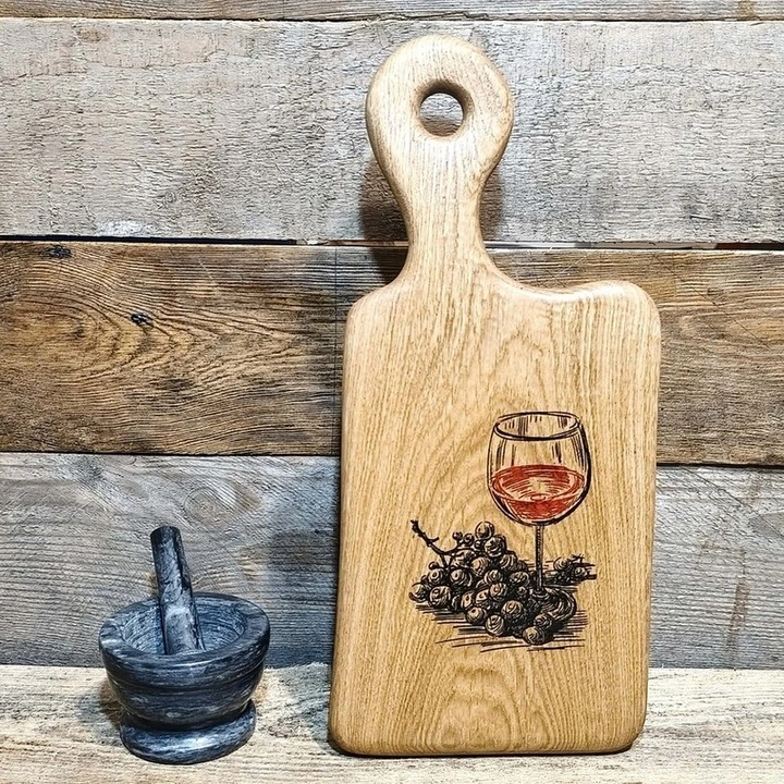 Personalizowana deska do serwowania Nela Wood z grawerem wina i winogron, wykonana z litego dębu.
