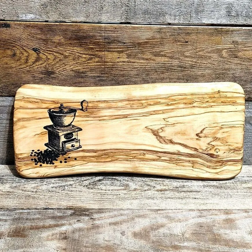 Proces rzemieślniczej obróbki deski orzechowej w pracowni Nela Wood, ręczne szlifowanie przed grawerowaniem.