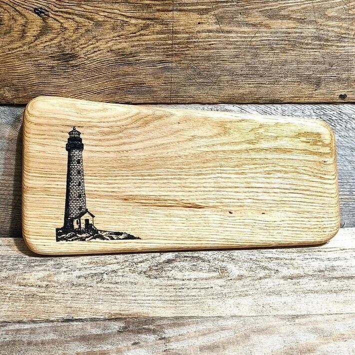 Praktyczny prezent dla taty do 100 zł - dębowa deska do serwowania z personalizowanym grawerem