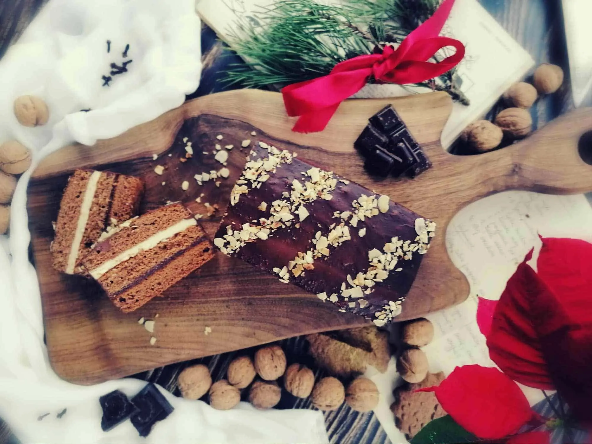 Ręcznie robiona deska do podawania przekąsek z drewna orzecha włoskiego marki Nela Wood