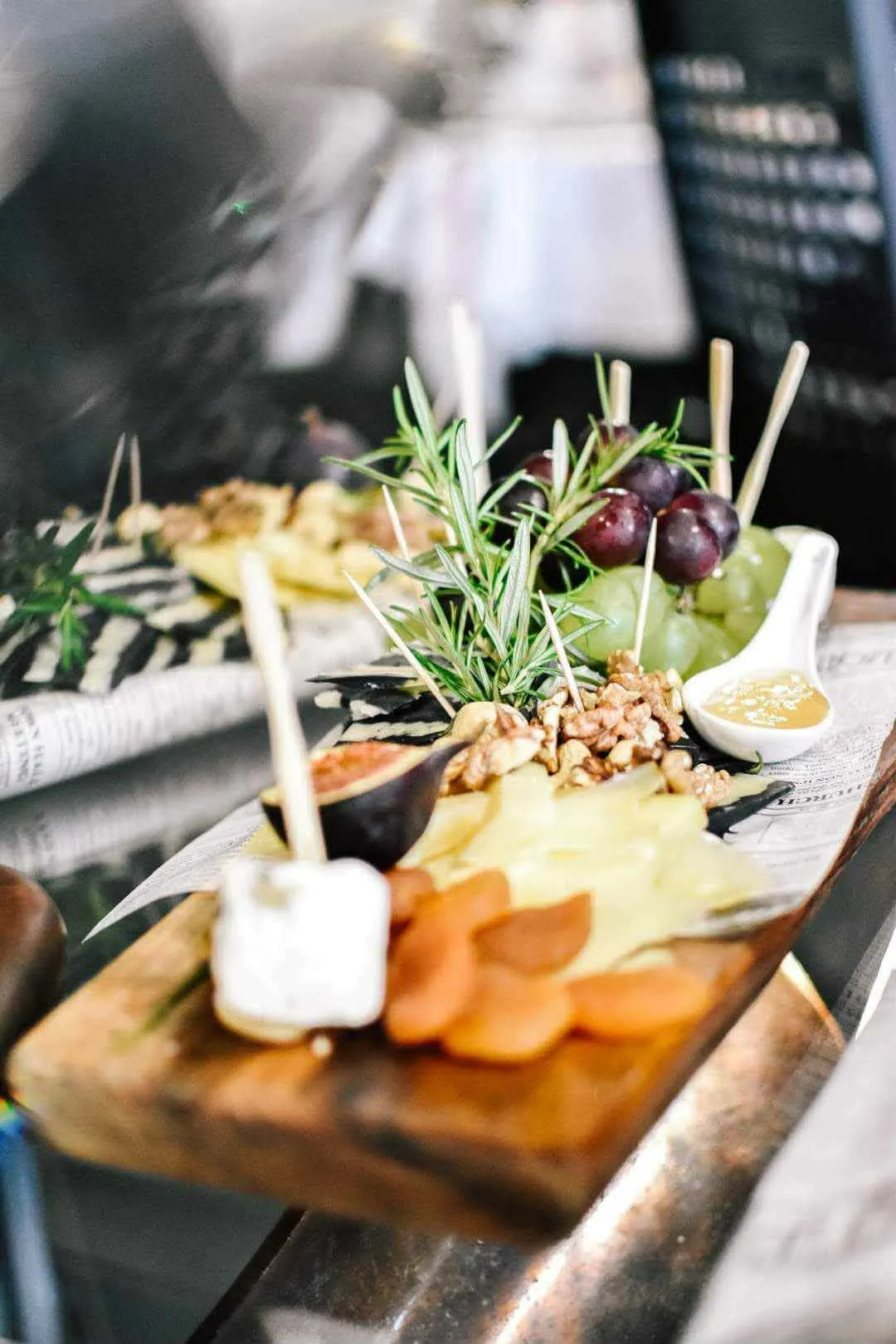 Luksusowa deska do serwowania z drewna tekowego z kompozycją serów, oliwek i przystawek