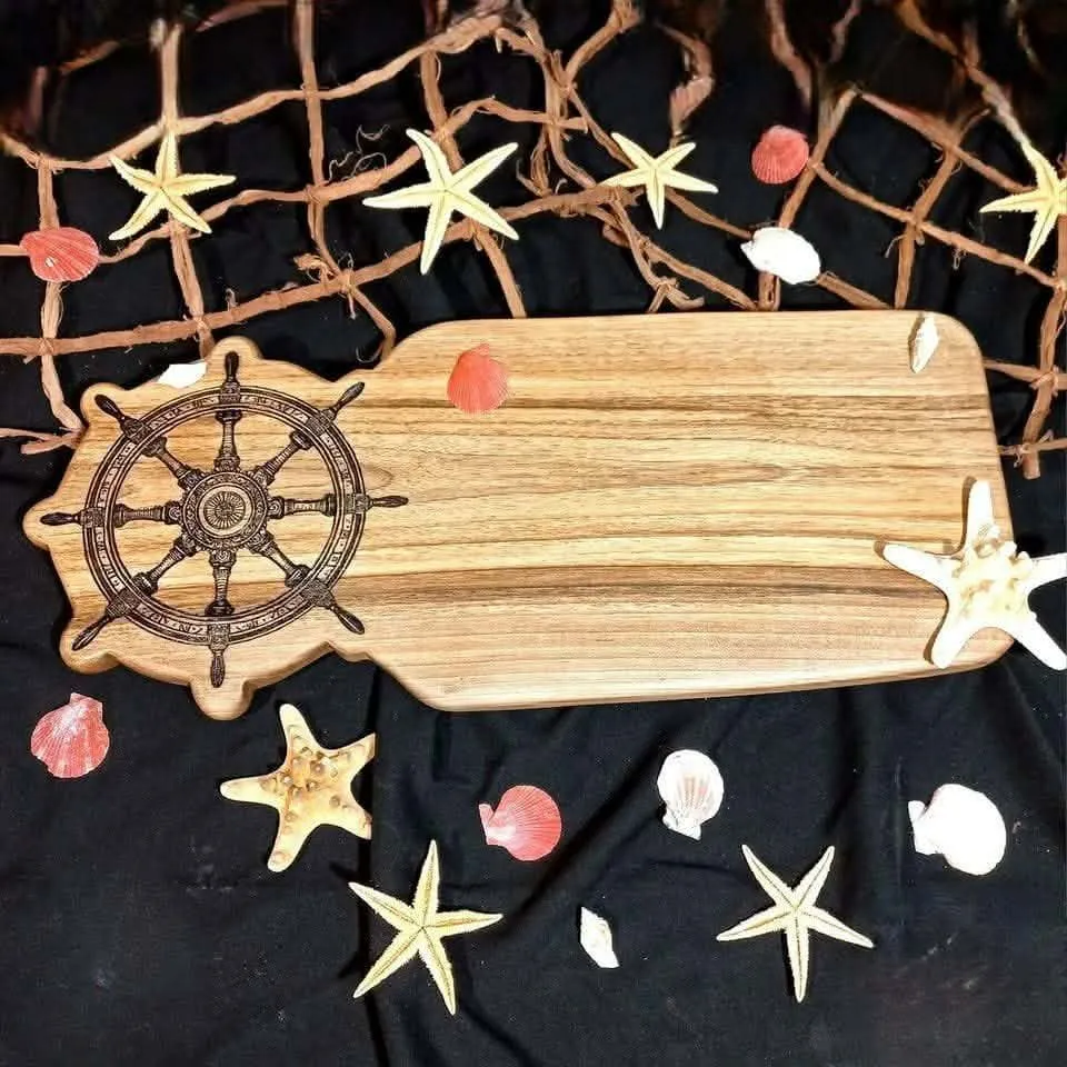 Zbliżenie na precyzyjny grawer marynistyczny na luksusowej desce z orzecha włoskiego