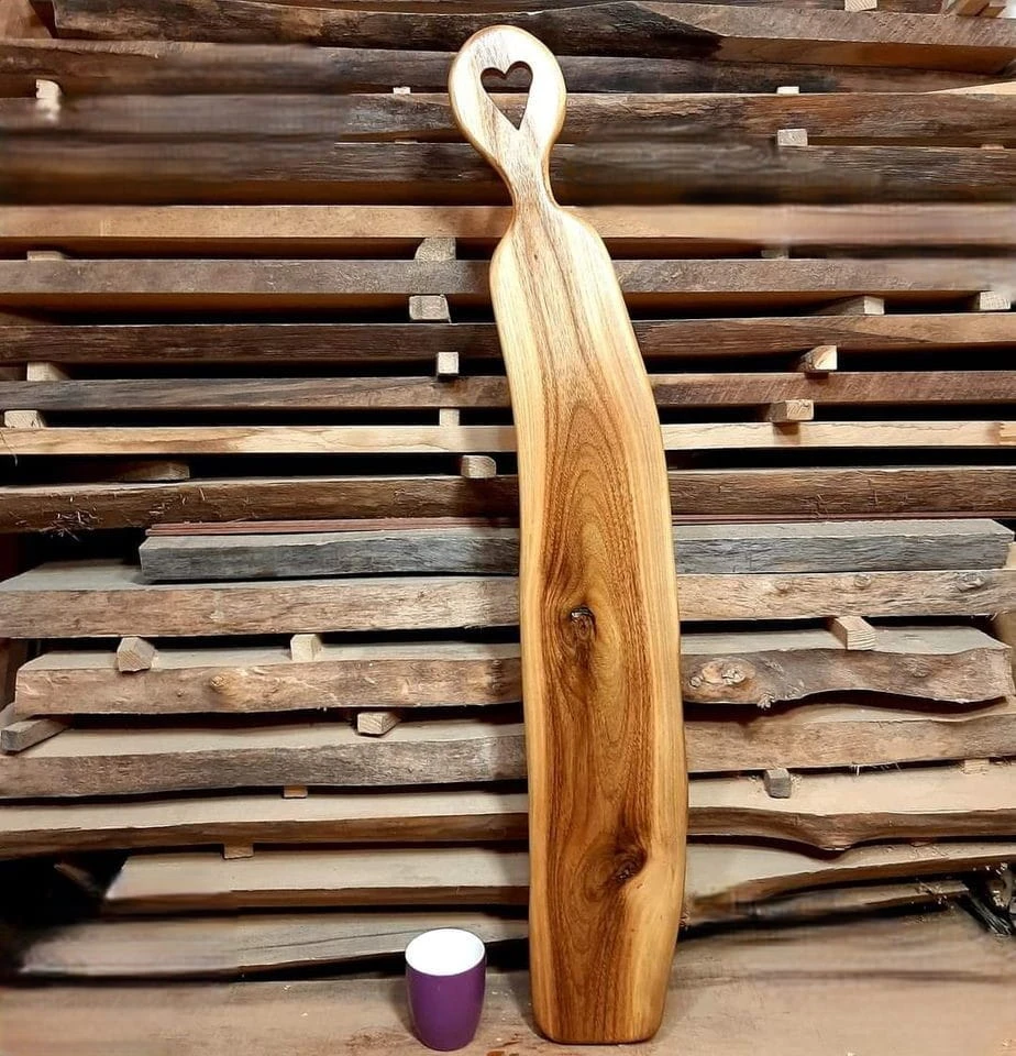 Ekskluzywna ręcznie robiona deska XXL Nela Wood z drewna orzecha włoskiego do efektownego podawania przekąsek