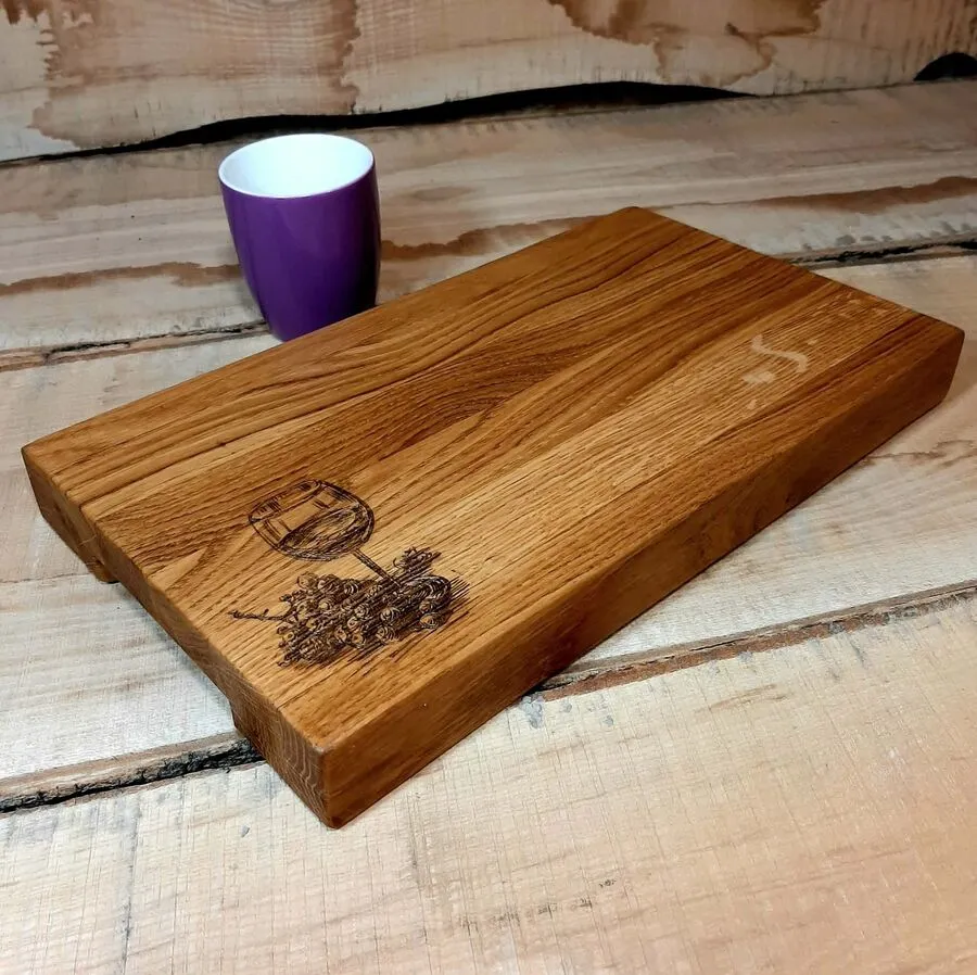 Duża dębowa deska do krojenia Nela Wood z ozdobnym grawerem roślinnym, rzemieślnicze wykonanie