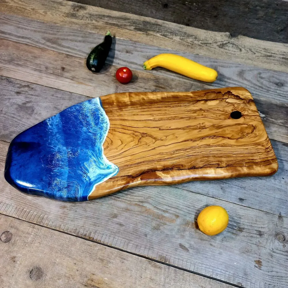 Artystyczna deska z drewna oliwnego i żywicy epoksydowej – motyw morskiej fali i rzadkie słoje