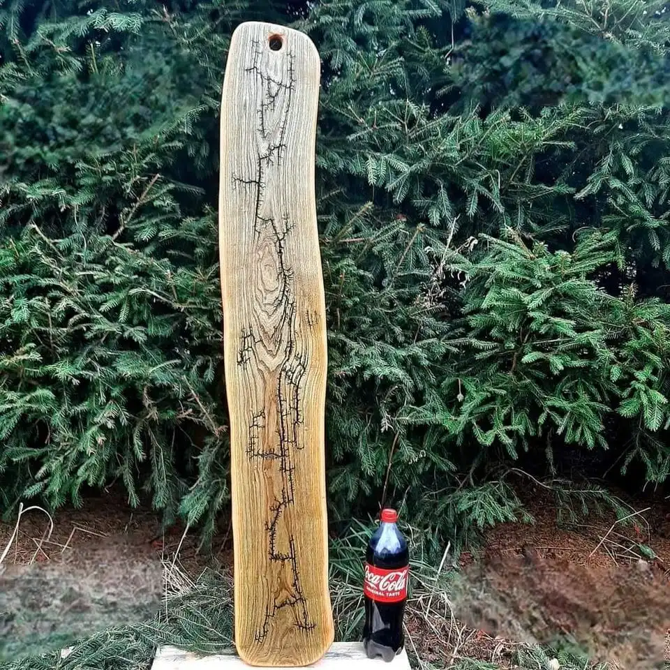 Unikatowa duża jesionowa deska Nela Wood do serwowania przekąsek ze wzorami Lichtenberga wypalonymi prądem, wymiary 132x21 cm