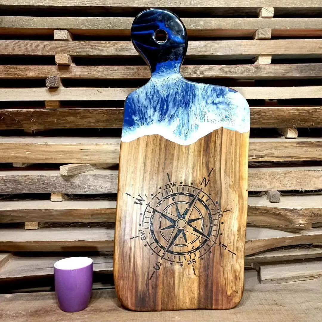 Ekskluzywna deska z orzecha włoskiego z grawerem róży wiatrów i motywem fali – rzemiosło Nela Wood