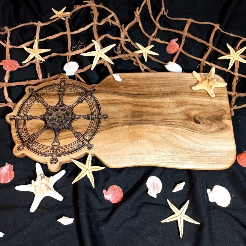 Personalizowana deska z orzecha włoskiego z żeglarskim grawerem róży wiatrów