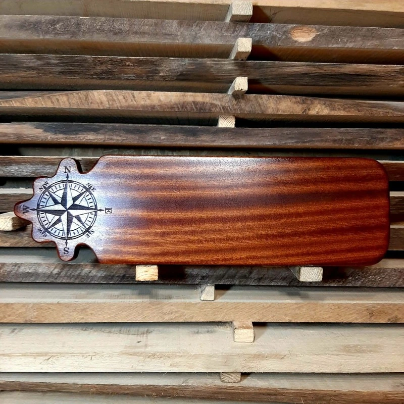 Luksusowa deska mahoniowa z grawerem żeglarskim Nela Wood