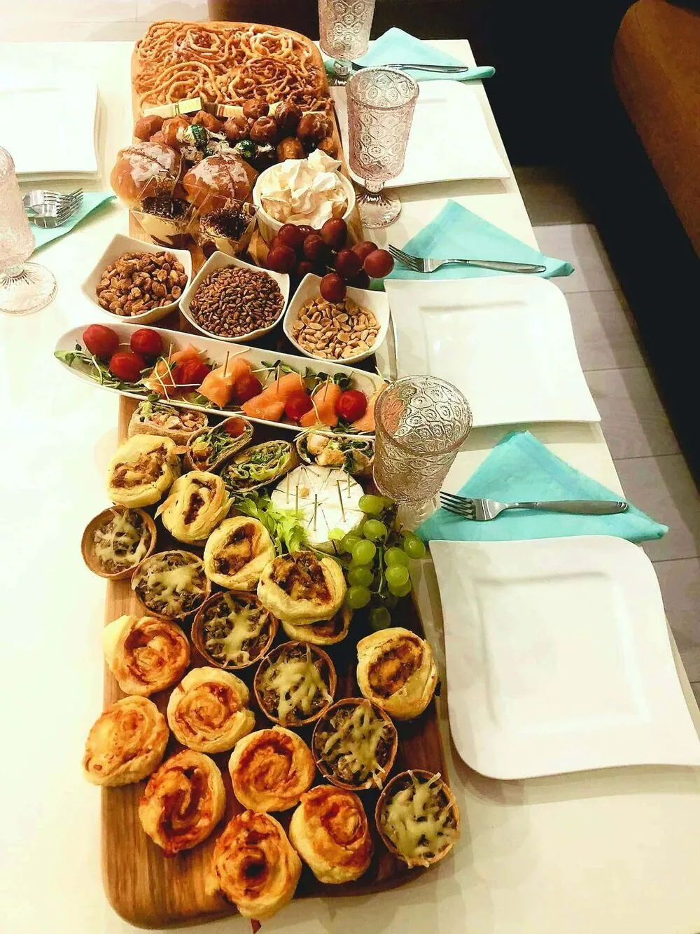 duza-deska-tekowa-z-drewna-egzotycznego-teak-do-serwowania-przekasek