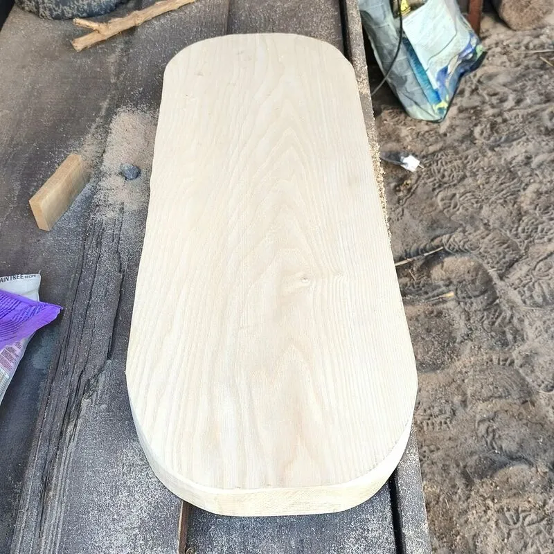 Wyrównana deska z drewna egzotycznego po procesie planowania w stolarni Nela Wood